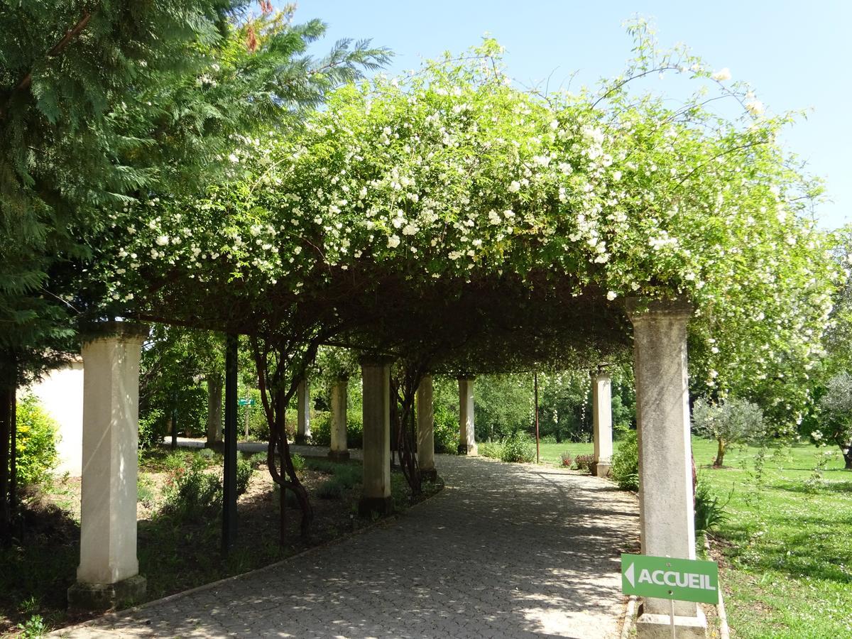 Golf Club D'Uzes Bed & Breakfast Bagian luar foto