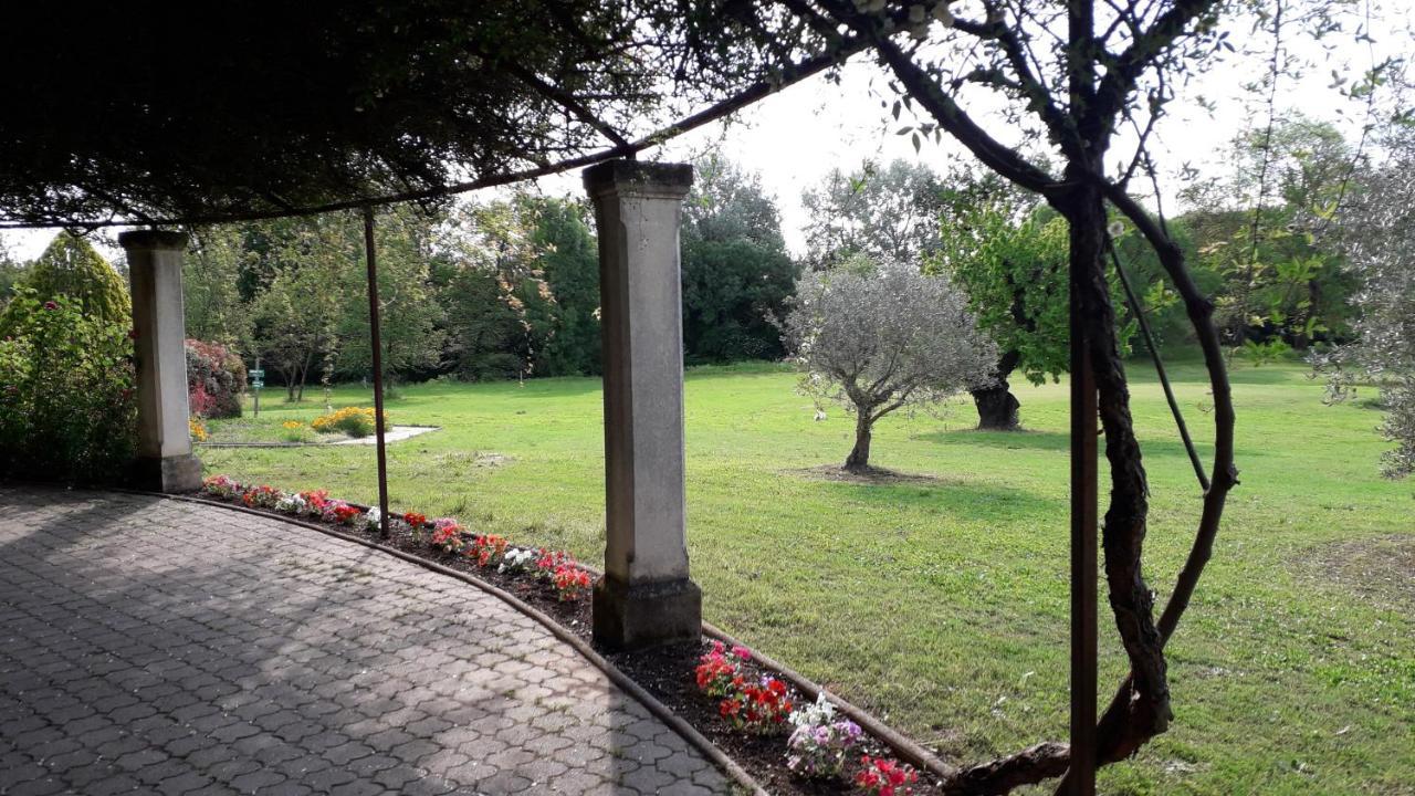 Golf Club D'Uzes Bed & Breakfast Bagian luar foto